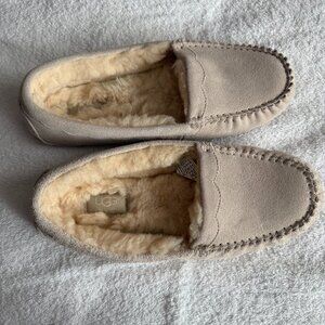 Women's UGG ANSLEY Suede Indoor/Outdoor Moccasin Slippers Size: 8 Light Beige